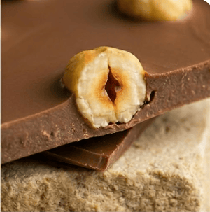 Artisanal milk chocolate 52% cocoa and forest hazelnuts 80 g Răzvan