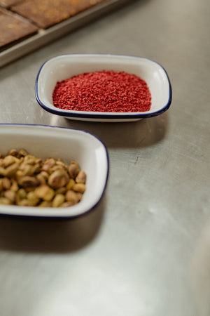 Milk chocolate 52% cocoa and raspberry 70 g Răzvan