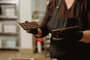 Ciocolatier cu tabletă de ciocolată, atelier Răzvan Idicel