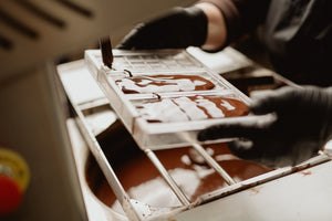 Ciocolată neagră cu portocale și ienupăr din gin Pușcălupi 70% cacao - Răzvan Idicel - 80g