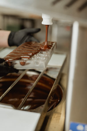 Ciocolată neagră cu portocale și ienupăr din gin Pușcălupi 70% cacao - Răzvan Idicel - 80g