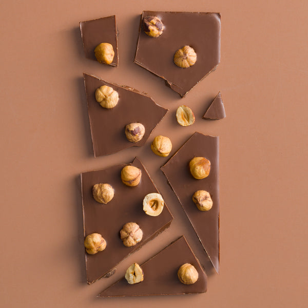 Ciocolată artizanală cu lapte 52% cacao și alune de pădure 80 g Răzvan