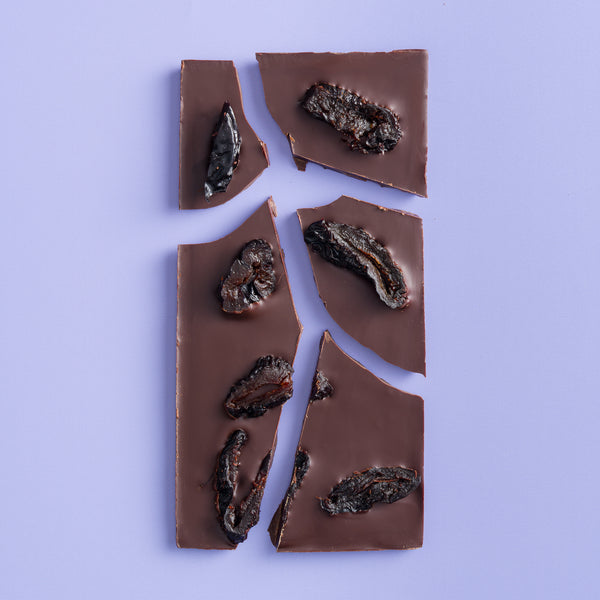 Ciocolată neagră 70% cacao cu prune și pălincă 80g Răzvan